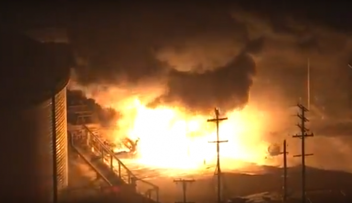 Біля Лос-Анджелеса після вибуху зайнявся великий нафтопереробний завод (ФОТО, ВІДЕО)