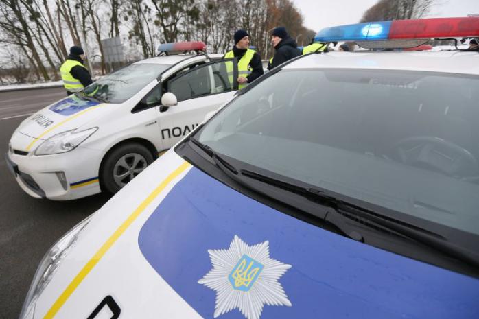 На въездах в Киев патрульные проверяют автомобили