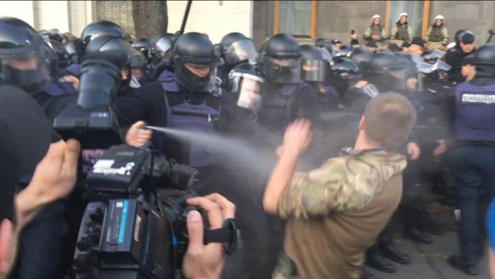 Протести під Радою: поліція пішла на штурм наметового містечка (ФОТО, ВІДЕО)