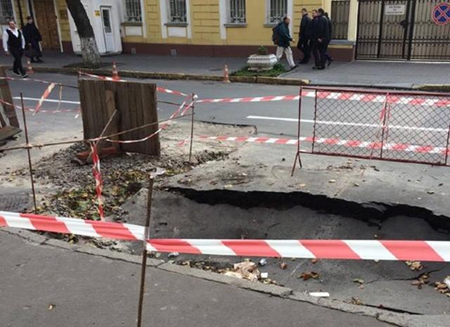 В Киеве возле посольства Польши провалился асфальт (ФОТО)