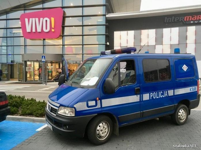 В польском торговом центре произошло нападение с ножом, есть жертвы (ФОТО, ВИДЕО)