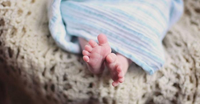 Камери спостереження зафіксували момент викрадення немовля із київського дитсадка (ВІДЕО)