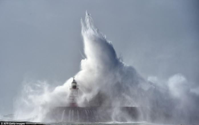 В Британии свирепствует шторм «Брайан»: объявлен второй уровень опасности (ФОТО, ВИДЕО)
