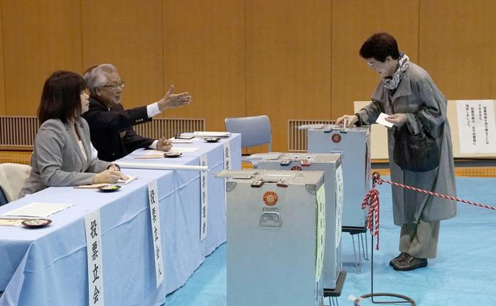 Японія обирає парламент, Словенія — президента, а Венеція голосує за розширення автономії (ФОТО)