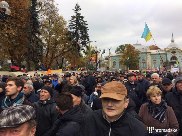 Вече в Киеве: возле Верховной Рады собралось около тысячи человек (ТРАНСЛЯЦИЯ)