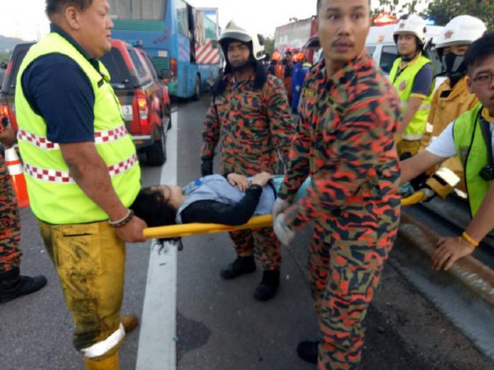 Столкновение двух автобусов в Малайзии: восемь погибших, 33 пострадавших (ФОТО, ВИДЕО)