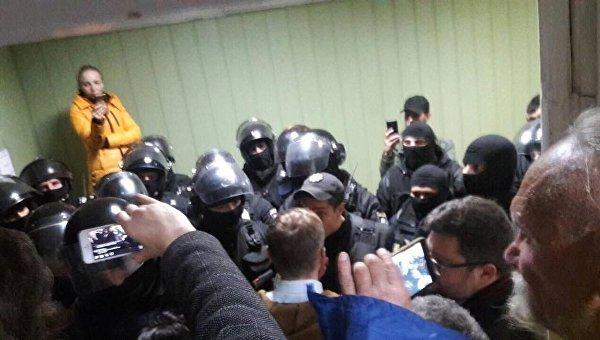 При штурме Святошинского райсуда правоохранители избили двух журналистов (ВИДЕО)