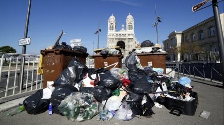 Марсель покрылся горами мусора из-за забастовки коммунальщиков (ФОТО)