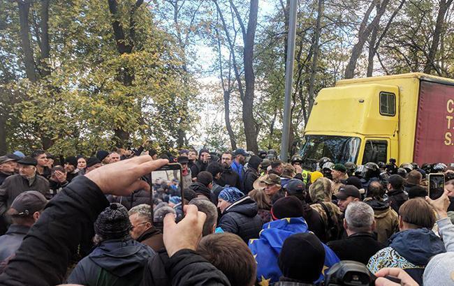 Луценко заявил, что протесты под Радой финансируют из-за рубежа