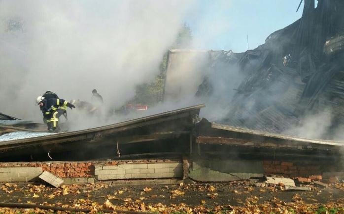На Киевщине пожар уничтожил детскую спортивную школу (ФОТО)