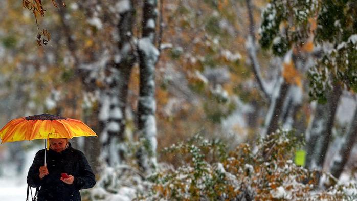 Погода в Украине 26 октября: местами дожди с мокрым снегом (КАРТА)