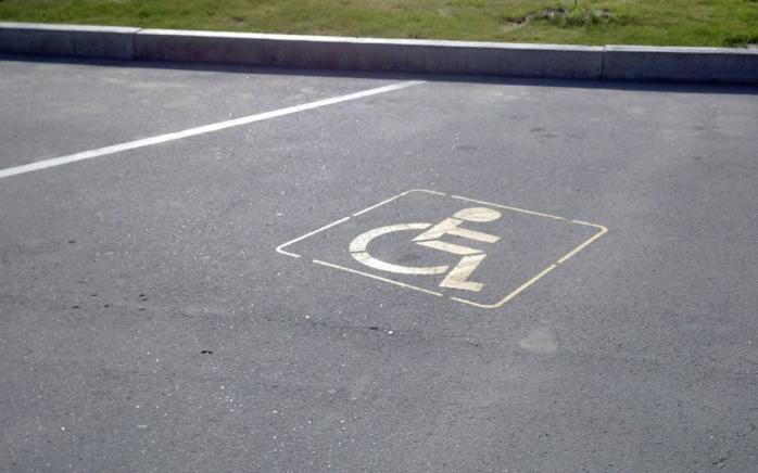 С сегодняшнего дня выросли штрафы за незаконную парковку на местах для инвалидов