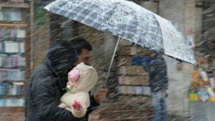 Три дні шторму: українців попереджають про мокрий сніг, ожеледь і сильний вітер (КАРТА)