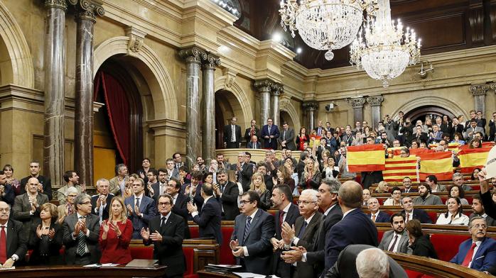 Каталонський парламент оголосив про одностороннє відокремлення від Іспанії