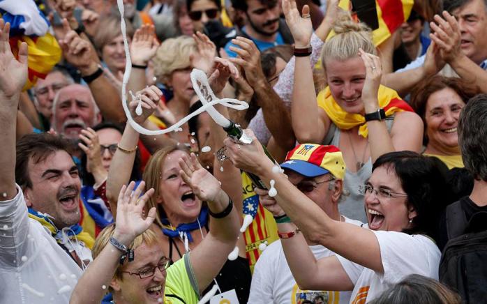 С госучреждений в Каталонии начали снимать флаги Испании (ВИДЕО)
