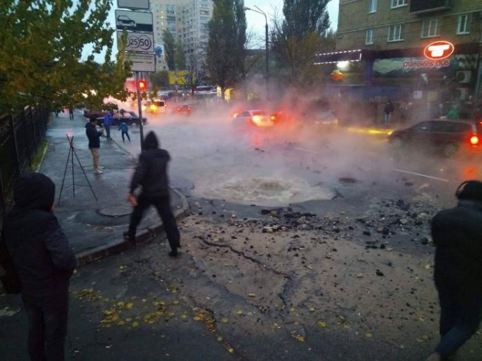 Киев в кипятке: в воскресенье столичные дороги дважды заливало горячей водой (ФОТО)