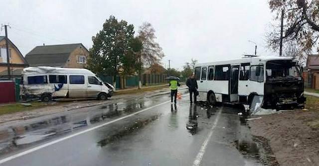 Під Києвом унаслідок лобового зіткнення автобусів постраждали п’ятеро осіб (ФОТО, ВІДЕО)