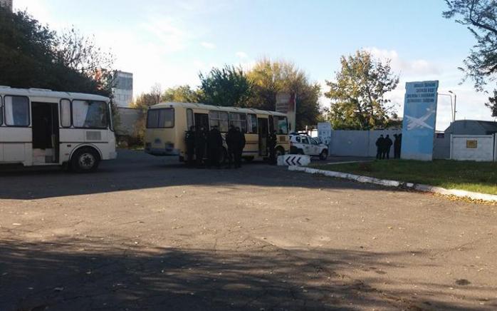 Інцидент біля військової частини в Одесі: територію взяли під посилену охорону (ФОТО)