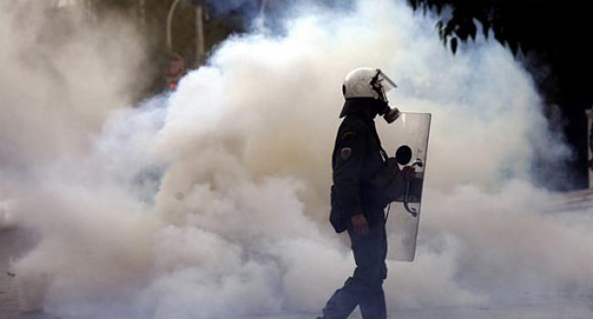 Афинская полиция применила слезоточивый газ против студентов и школьников (ФОТО)