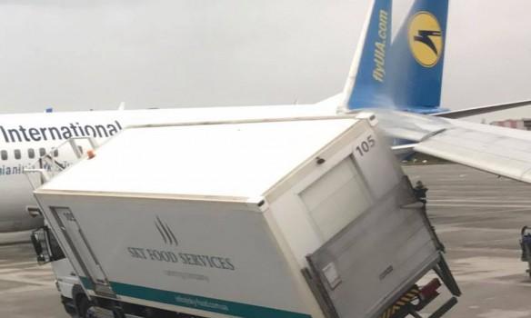 В аеропорту «Бориспіль» літак перед зльотом зачепив крилом вантажівку (ФОТО)