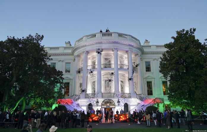 Цукерки або смерть: як Трамп святкує Хелловін у Білому домі (ФОТО, ВІДЕО)
