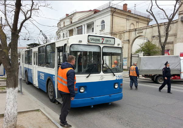В Севастополе троллейбус с пассажирами загорелся после удара молнии