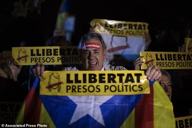 Десятки тысяч каталонцев устроили протесты после арестов экс-министров (ФОТО)