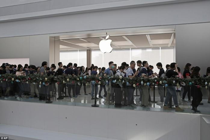 У світі стартував продаж Apple iPhone X, люди знову брали штурмом магазини (ФОТО)