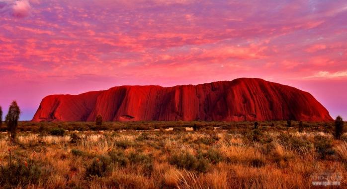 В Австралии из-за туристов могут закрыть скалу Улуру (ФОТО)