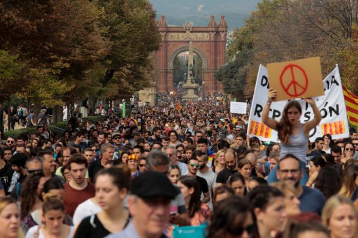Обострение в Каталонии: студенты перекрывают улицы и железную дорогу, протестуя против действий Мадрида (ФОТО)