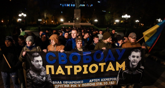 В Киеве ультрас провели марш в поддержку фанатов луганской «Зари», находящихся в плену боевиков (ФОТО)
