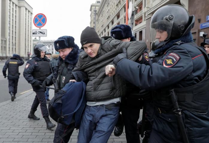 Масові затримання у Москві: у поліцейських відділках ночували понад 100 осіб