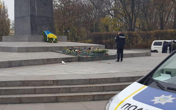В Киеве неизвестные залили цементом Вечный огонь (ФОТО)