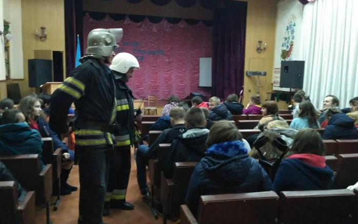 В Каменце-Подольском пожарные спасли 150 детей-инвалидов из горящего общежития (ФОТО, ВИДЕО)