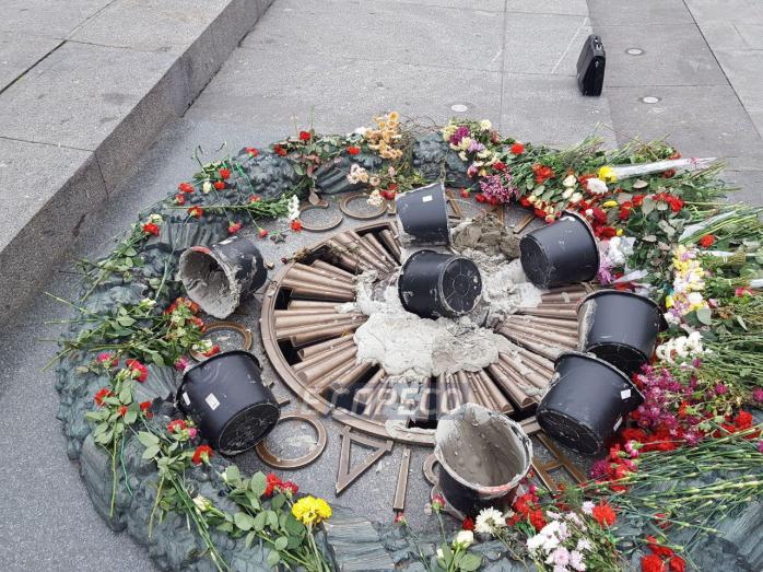 Полиция взялась расследовать осквернение Вечного огня в Киеве (ВИДЕО)