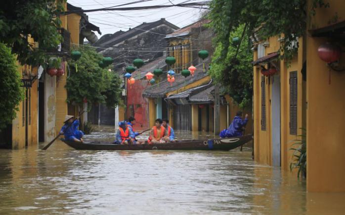 Тайфун «Дамрі» у В’єтнамі: кількість загиблих зросла до 89 осіб (ФОТО, ВІДЕО)