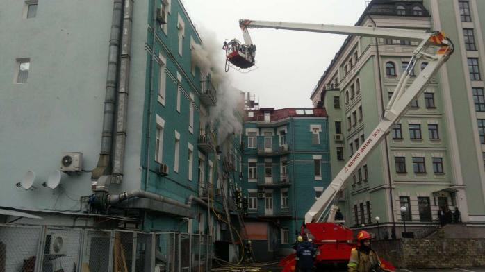 У центрі Києва загорівся ресторан у житловому будинку (ФОТО, ВІДЕО)