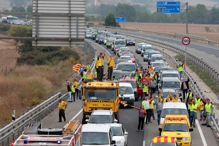 Протесты в Каталонии: бастующие заблокировали трассы и железную дорогу (ФОТО)