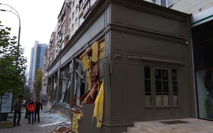 В центре Киева неизвестные на экскаваторе разрушили мебельный магазин (ФОТО, ВИДЕО)