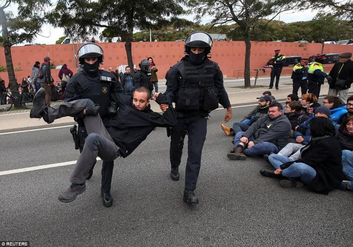 Обострение в Каталонии: полиция разогнала протестующих, блокировавших железную дорогу и автомагистрали (ФОТО)