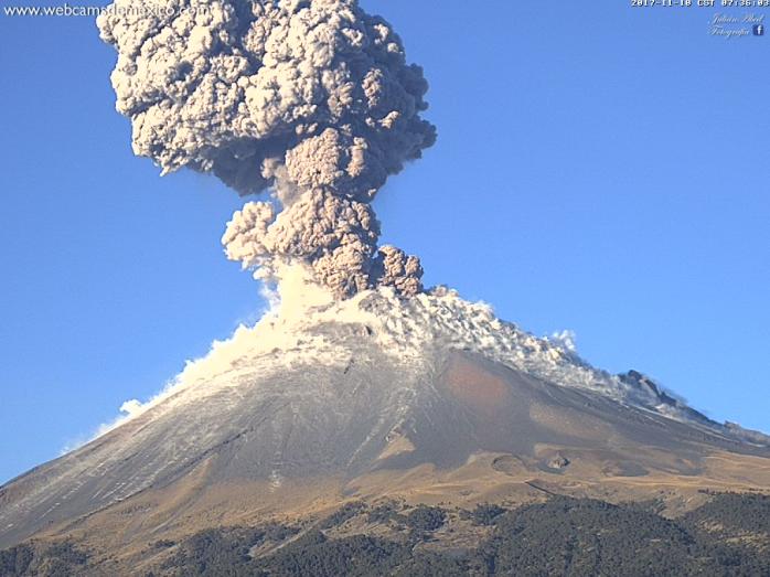 Вибух і стовп попелу: у Мексиці прокинувся вулкан Попокатепетль (ФОТО, ВІДЕО)