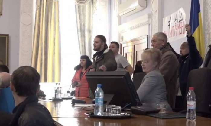 Петарды и дымовые шашки: в Николаеве сессию горсовета заблокировали сторонники бывшего мэра (ФОТО)