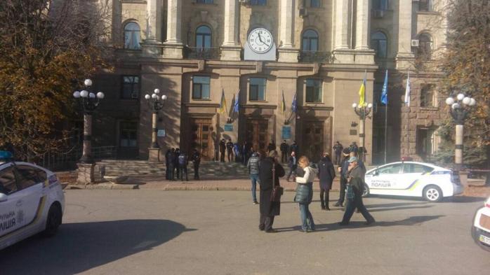 У міськраді Миколаєва активісти побилися з поліцією та кинули димову шашку (ФОТО, ВІДЕО)