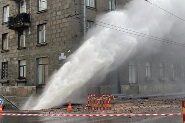 Залило кипятком и образовалась яма: в Киеве на бульваре Верховной Рады прорвало теплосеть (ФОТО, ВИДЕО)