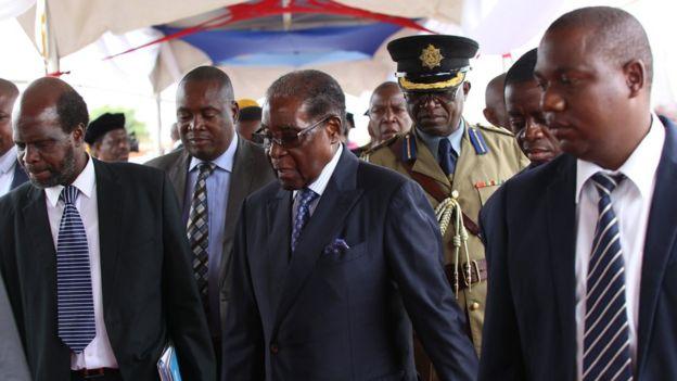 Кризис в Зимбабве: правящая партия требует отставки Мугабе, армия поддержала антипрезидентский марш