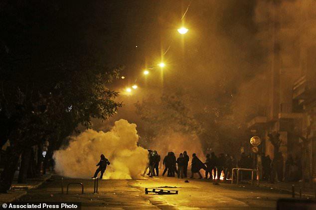 Беспорядки в Греции: слезоточивый газ, дымовые шашки и драки демонстрантов с полицией (ФОТО, ВИДЕО)