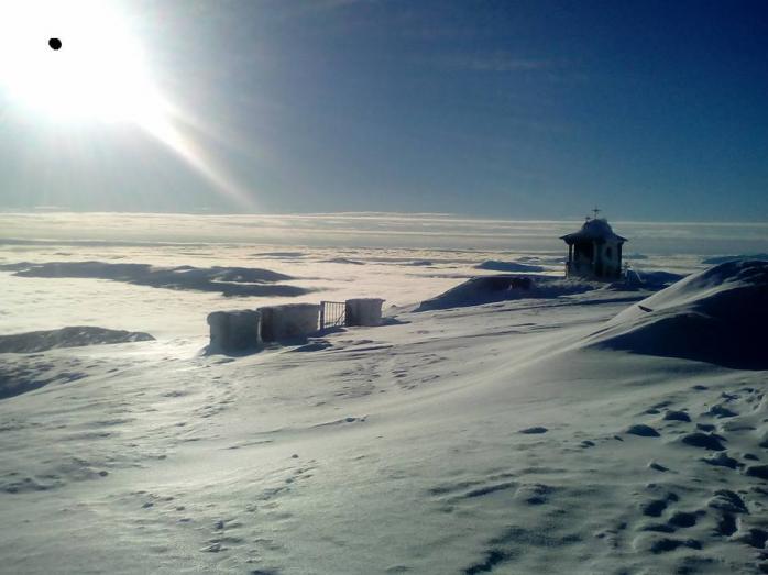 Зима близько: високогір’я Карпат замело снігом та огорнуло туманом (ФОТО)