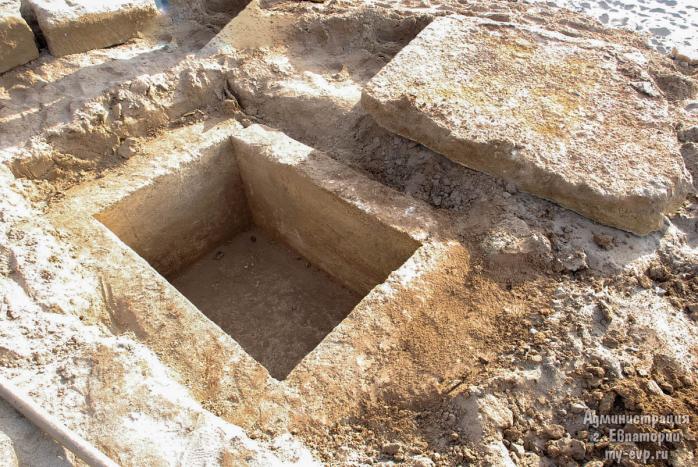 На пляжі в Євпаторії знайдено унікальне поховання залізної доби (ФОТО)