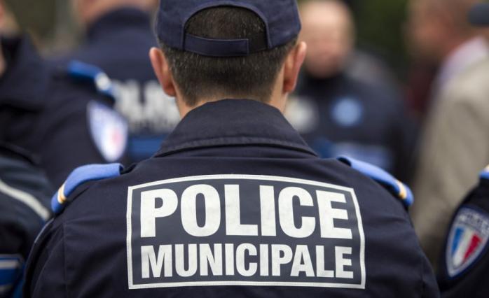Во Франции полицейский застрелил троих человек, в том числе прохожих