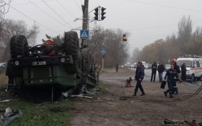 В Запорожье перевернулся армейский грузовик, погиб военный (ФОТО)
